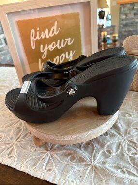 CROCS Cyprus IV Black Heeled Sandals Size 8 Comfort Wedge Slingback